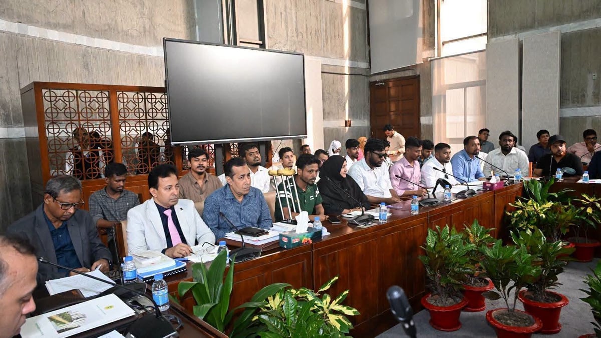 মঙ্গলবার সংংবিধান সংশোধন সংক্রান্ত বিশেষ কমিটির ষষ্ঠ বৈঠকে জুলাই শহিদদের পরিবারের সদস্য ও আহত জুলাই যোদ্ধারা অংশ নেন। ছবি: সংগৃহীত