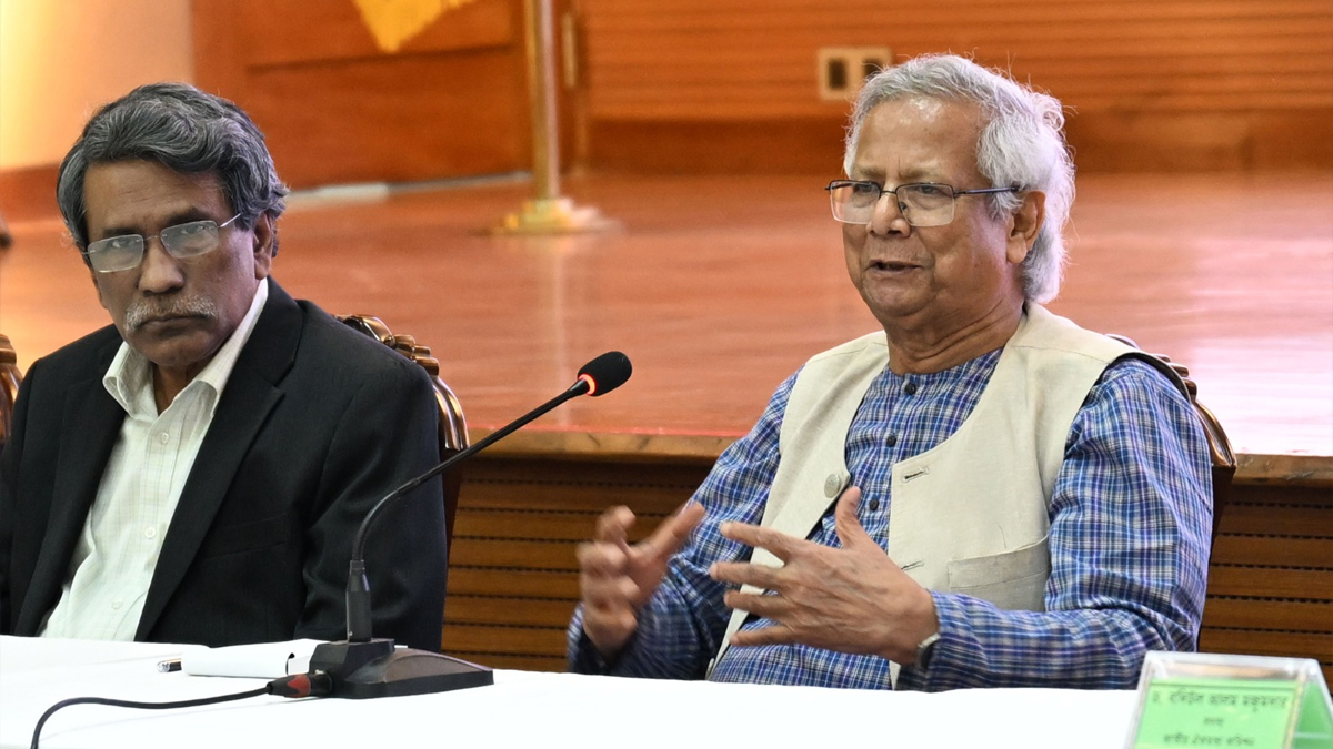ঐকমত্য কমিশনের বৈঠকে বক্তব্য রাখেন প্রধান উপদেষ্টা অধ্যাপক মুহাম্মদ ইউনূস। ছবি: প্রধান উপদেষ্টার দপ্তর