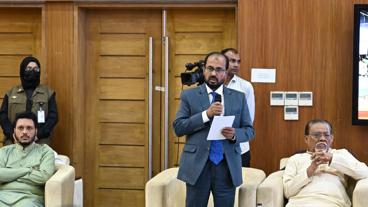 ঐকমত্য কমিশনের বৈঠকে বক্তব্য রাখেন জামায়াতের কেন্দ্রীয় প্রচার বিভাগের সেক্রেটারি মতিউর রহমান আকন্দ। ছবি: প্রধান উপদেষ্টার দপ্তর