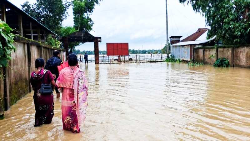 ধলাই নদীর বাঁধ ভেঙে ভাসছে কমলগঞ্জ, পানিবন্দি ১৫ গ্রাম