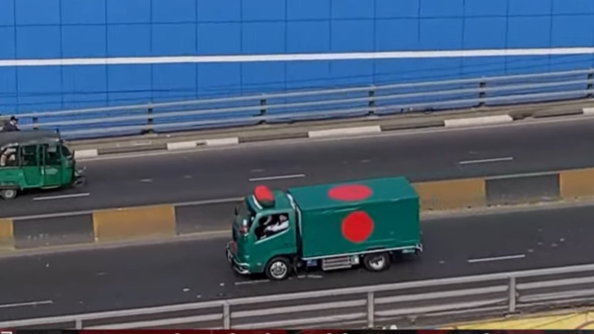 মহাখালী পেরিয়ে মানিক মিয়ার পথে খালেদা জিয়ার মরদেহবাহী গাড়ি