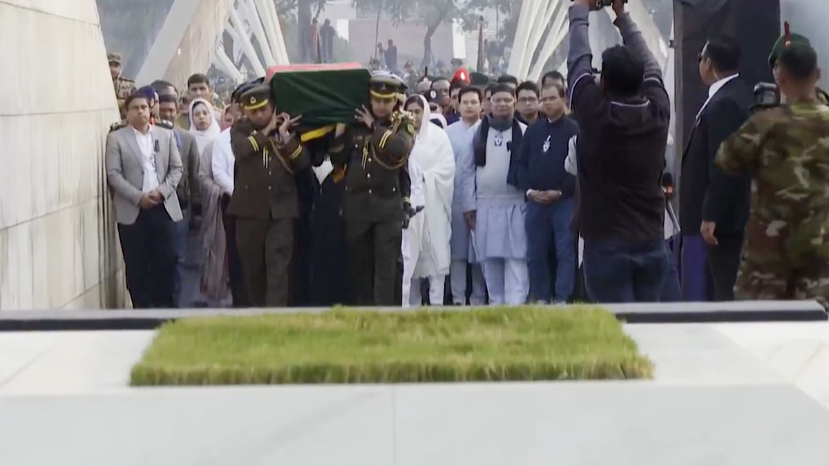 জিয়া উদ্যানে খালেদা জিয়ার মরদেহ