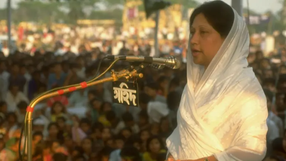 ১৯৯১ সালে নির্বাচনি প্রচারণায় একটি সমাবেশে বক্তব্য রাখছেন খালেদা জিয়া। ছবি: সংগৃহীত