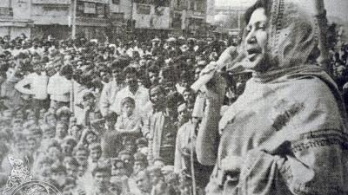 এরশাদবিরোধী আন্দোলনে বক্তব্য দিচ্ছেন খালেদা জিয়া। ছবি: সংগৃহীত