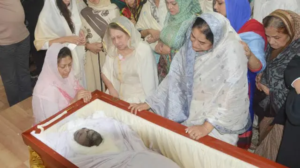 ছেলে কোকোর মৃতদেহের দিকে নির্বাক তাকিয়ে আছেন খালেদা জিয়া। ছবি: সংগৃহীত