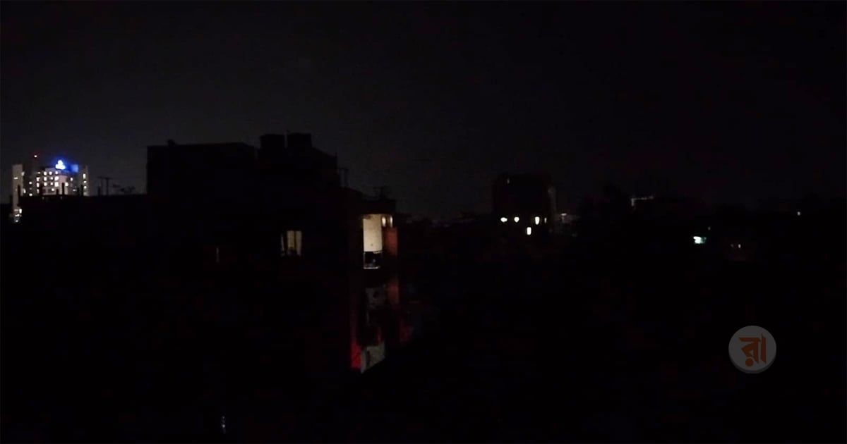 জাতীয় গ্রিডে সমস্যার কারণে ‘ব্ল্যাক আউটে‘র ‍শিকার হয়েছে ২১ জেলা। শনিবার সন্ধ্যায় খুলনা নগরী থেকে তোলা। ছবি: রাজনীতি ডটকম