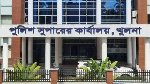 খুলনায় পুলিশ সদস্যদের রাতে একা চলাচলে নিষেধাজ্ঞা