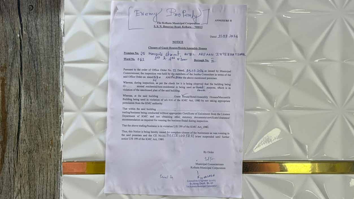 কলকাতায় বন্ধ করে দেওয়া হোটেলগুলোতে এমন নোটিশও টাঙিয়ে দেওয়া হয়েছে। ছবি: আনন্দবাজার
