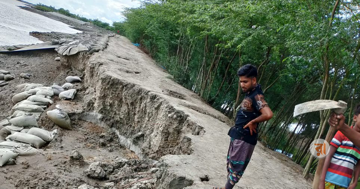 কয়রায় কপোতাক্ষ নদের বেড়িবাঁধে ভাঙন, হুমকিতে ১৫ হাজার মানুষ