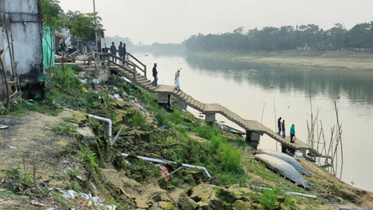 প্রতি বছর বর্ষায় নদীভাঙন শুরু হলেও এ বছর তা শীত মৌসুমেই শুরু হয়েছে। ছবি: রাজনীতি ডটকম