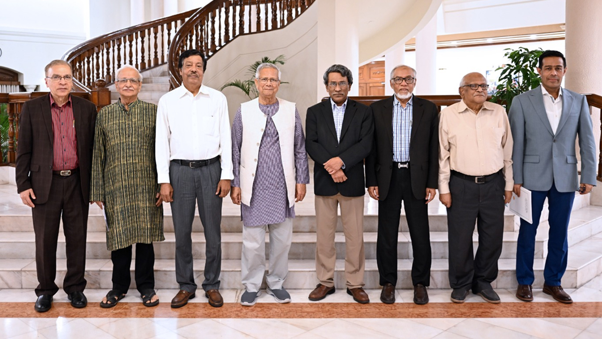 শেষ বৈঠকের পর ঐকমত্য কমিশনের ফটোসেশন। ছবি: প্রধান উপদেষ্টার প্রেস উইং