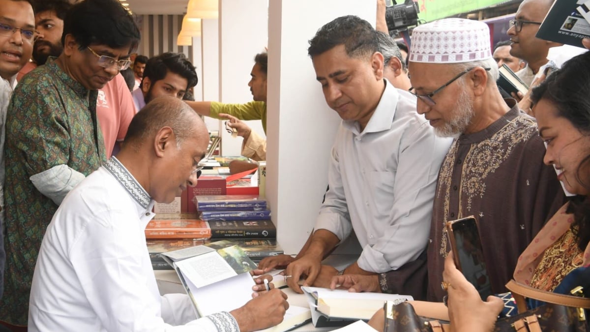 আইনমন্ত্রীর লেখা ‘শুধু মাধবীর জন্য’ বইয়ের মোড়ক উন্মোচন