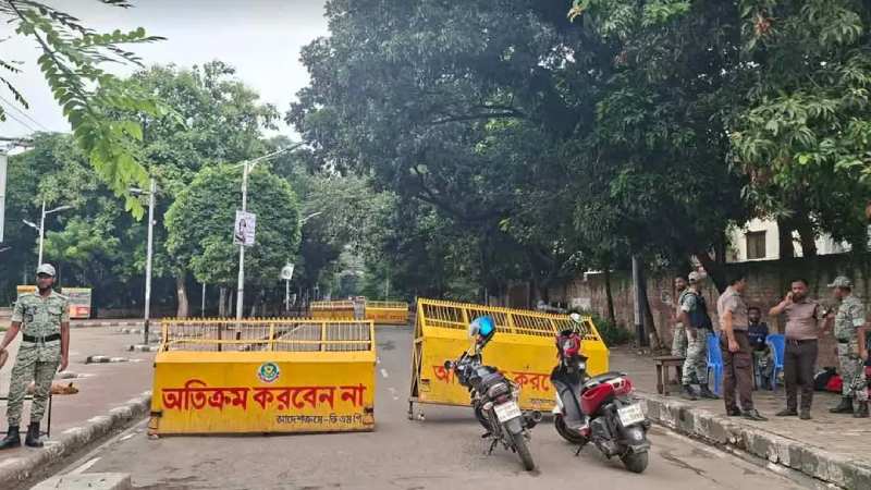 Law enforcement forces maintain strict presence at Dhanmondi 32