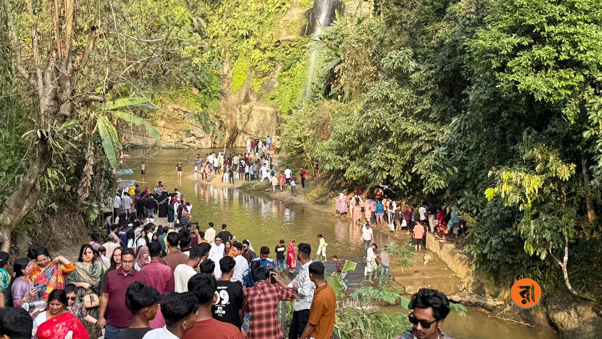 ঈদের ছুটিতে পর্যটকের ঢলে মুখরিত মাধবকুণ্ড জলপ্রপাত