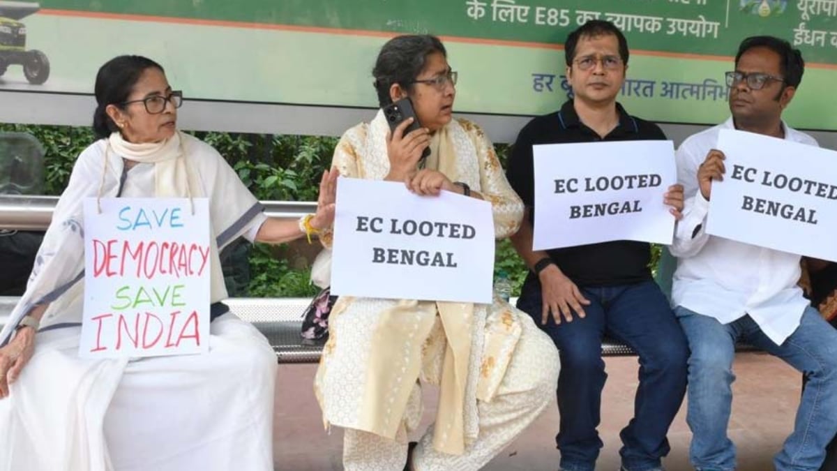 দিল্লিতে বাড়ির সামনে ধর্নায় বসেছিলেন মমতা বন্দ্যোপাধ্যায়। ছবি: সংগৃহীত