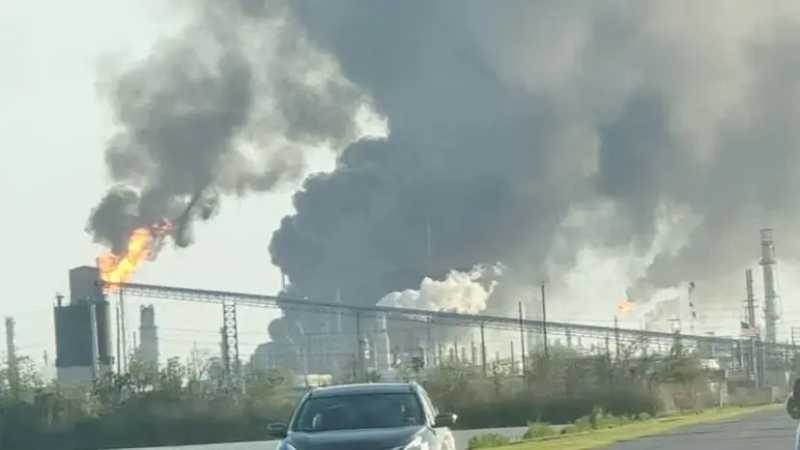 Massive explosion at oil refinery in Texas, USA