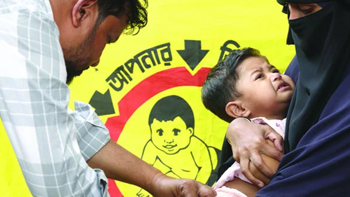 গত ৫ এপ্রিল সারা দেশে হামের টিকাদান কর্মসূচি শুরু হয়েছে। ছবিতে টিকা নিচ্ছে মুন্সীগঞ্জের একটি শিশু। ছবি: প্রতিনিধি