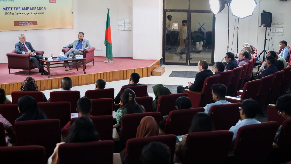 মঙ্গলবার ঢাকা বিশ্ববিদ্যালয়ে মিট দ্য অ্যাম্বাসেডর অনুষ্ঠানের আলোচনায় শিক্ষাবিদ, শিক্ষার্থী, গবেষক ও গণমাধ্যমকর্মীরা অংশ নেন। ছবি: সিজিএস