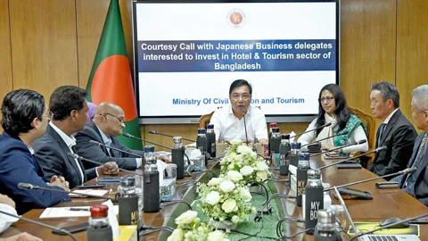 সচিবালয়ে বেসামরিক বিমান ও পর্যটনমন্ত্রী এম রশিদুজ্জামান মিল্লাতের সঙ্গে সৌজন্য সাক্ষাৎ করে জাপানের বিনিয়োগকারীদের একটি প্রতিনিধিদল। ছবি: পিআইডি