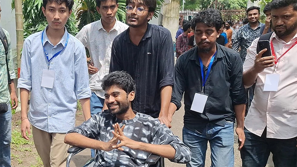 হুইলচেয়ারে করে ভোটকেন্দ্রে মেঘমল্লার