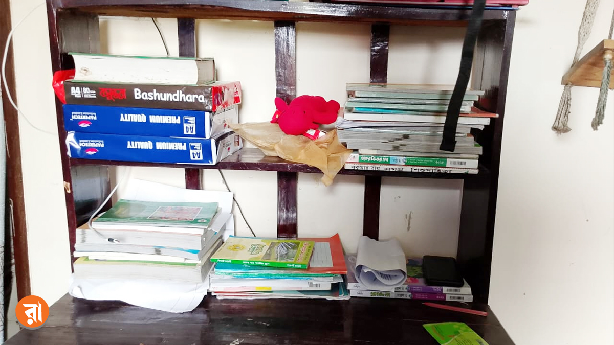 তাকে সাজানো অপ্রতিমের বই-খাতা। আর সেগুলো ব্যবহার করবে না কেউ। ছবি: রাজনীতি ডটকম