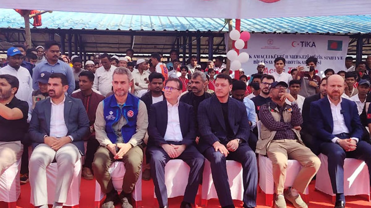 বৃহস্পতিবার তুর্কি প্রতিনিধি দলকে নিয়ে রোহিঙ্গা ক্যাম্প পরিদর্শনের সময় বেশ কিছু সেবা উদ্বোধন করেন মেসুত ওজিল ও নেকমেতিন বিলাল এরদোয়ান। ছবি: সংগৃহীত