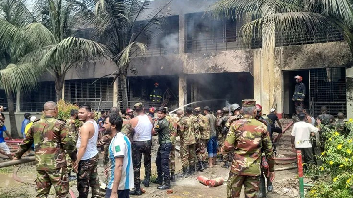 ফায়ার সার্ভিসের আটটি ইউনিটের দেড় ঘণ্টায় বিমান বিধ্বস্তের ঘটনায় লাগা আগুন নিয়ন্ত্রণে আসে। ছবি: ফোকাস বাংলা