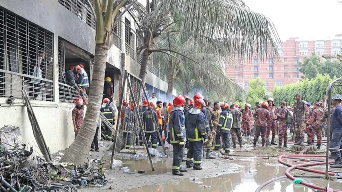 মাইলস্টোন স্কুল অ্যান্ড কলেজে প্রশিক্ষণ যুদ্ধ বিমান বিধ্বস্তের ঘটনায় ফায়ার সার্ভিসের উদ্ধার তৎপরতা। ছবি: ফোকাস বাংলা