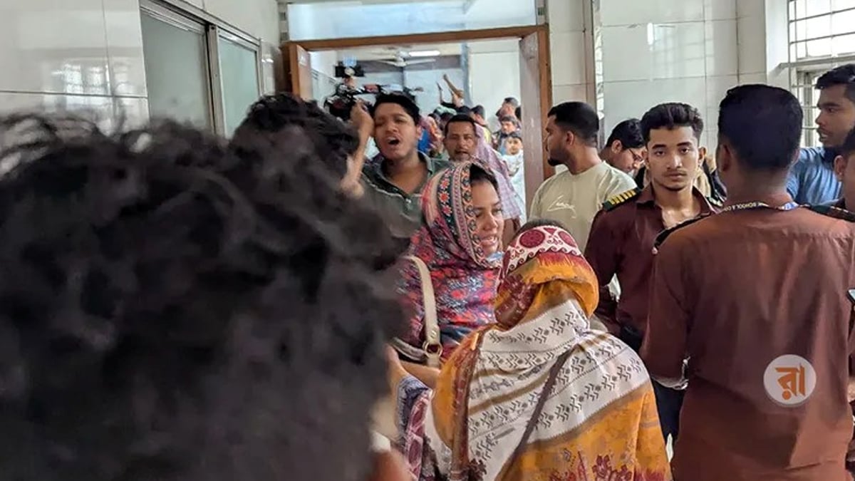 মাইলস্টোনে বিমান বিধ্বস্তের পর বার্ন ইনস্টিটিউটে দগ্ধ ও আহতদের স্বজনদের আহাজারি। ছবি: রাজনীতি ডটকম