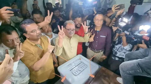 বৃহস্পতিবার ঠাকুরগাঁও-১ আসনের উপনির্বাচনের ভোট দেন বিএনপি প্রার্থী মির্জা ফয়সল আমীন। লক্ষাধিক ভোটের ব্যবধানে তিনি এ উপনির্বাচনে বেসরকারিভাবে বিজয়ী হয়েছেন। ছবি: সংগৃহীত