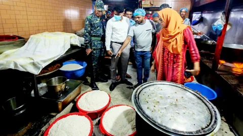 বুধবার মতিঝিলের হিরাঝিল রেস্তোরাঁয় অভিযান চালায় নিরাপদ খাদ্য কর্তৃপক্ষ। ছবি: সংগৃহীত