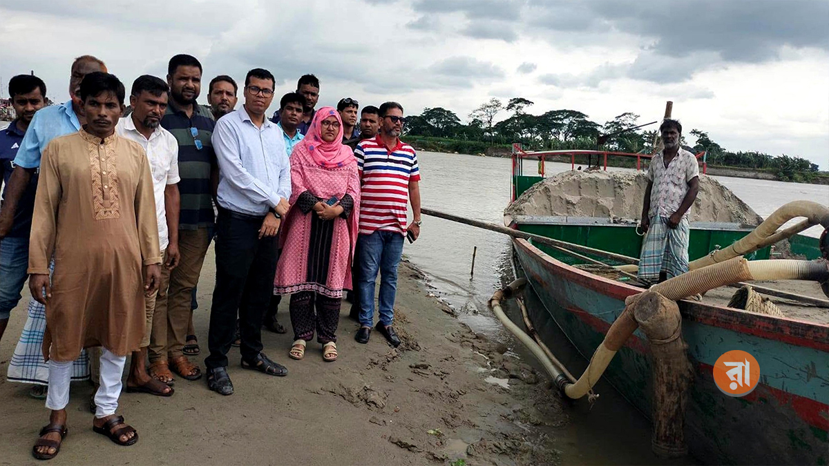 ভ্রাম্যমাণ আদালতের জব্দ করা বালুভর্তি ২ ট্রলার ছিনতাই
