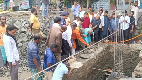 শুক্রবার দুপুরে নির্মিতব্য ভবনের ভিত্তিপ্রস্তর স্থাপন করা হয়। ছবি: সংগৃহীত