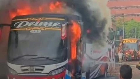 প্রায় ১৫ মিনিটের চেষ্টায় আগুন নিয়ন্ত্রণে আনে ফায়ার সার্ভিস। ছবি: সংগৃহীত
