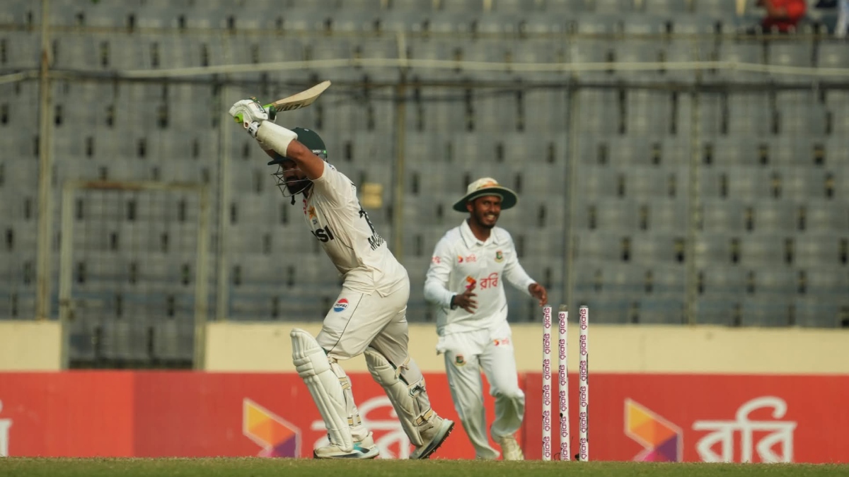 নাহিদ রানার ঘণ্টায় ১৪৭ কিলোমিটার গতির বল ছাড়তে গিয়ে বোল্ড হলেন পাকিস্তানের মোহাম্মদ রিজওয়ান। শেষ স্বীকৃত ব্যাটার হিসেবে তার উইকেটের পতনের পরই পাকিস্তানের পরাজয় নিশ্চিত হয়ে যায়। ছবি: সংগৃহীত