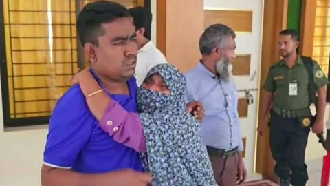 উপজেলা নির্বাহী কর্মকর্তার কার্যালয়ের সমানে ছেলেকে জড়িয়ে ধরে অশ্রুসিক্ত মা। ছবি: সংগৃহীত