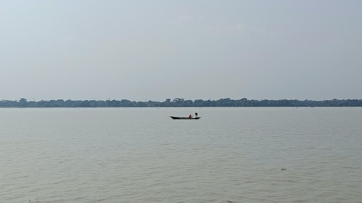 প্রশাসনের অভিযান পরিচালনার খবর পেলেই নৌকা নিয়ে দ্রুত সরে পড়েন জেলেরা। ছবি: সংগৃহীত