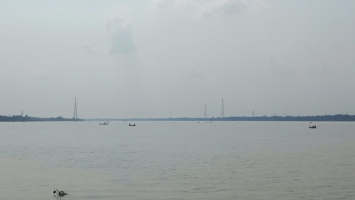 দুমকিতে দ্রুতগতির ইঞ্জিনচালিত নৌকা নিয়ে মা-ইলিশ শিকার করছেন জেলেরা। ছবি: রাজনীতি ডটকম