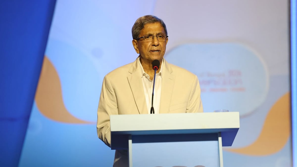 রোববার বে অব বেঙ্গল কনফারেন্সের দ্বিতীয় দিনে বক্তব্য রাখেন প্রথম আলো সম্পাদক মতিউর রহমান। ছবি: বে অব বেঙ্গল কনফারেন্স