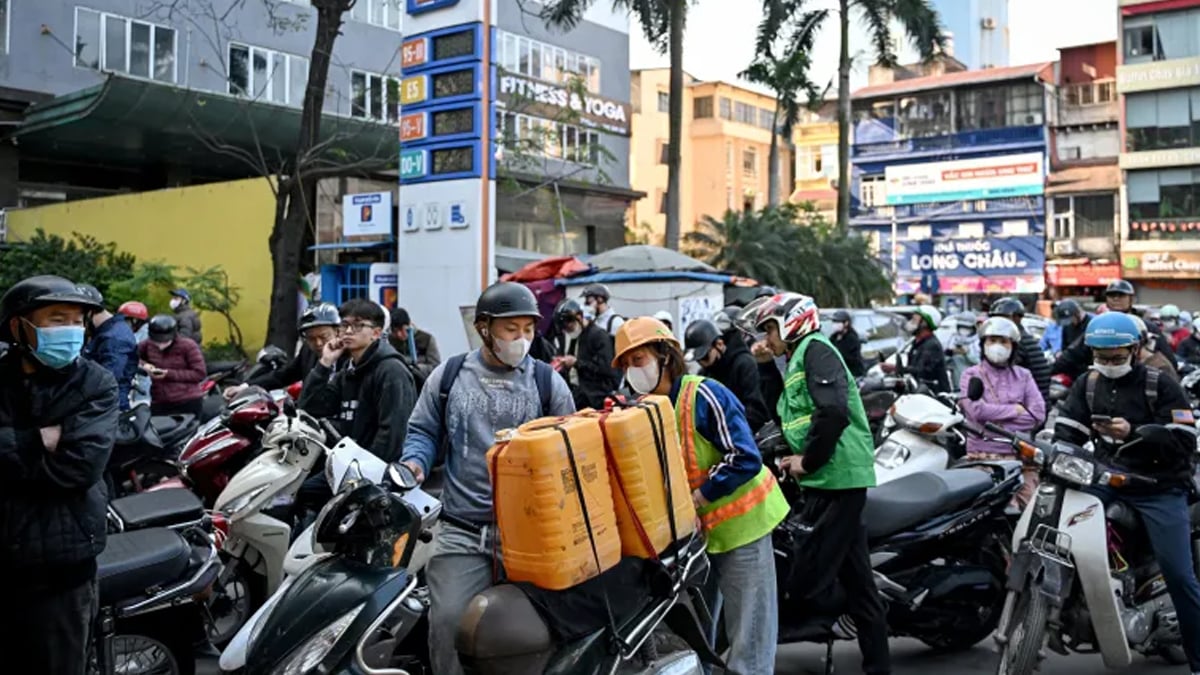 Motorcycle-Queue-At-Vietnam-Hanoy-13-03-2026