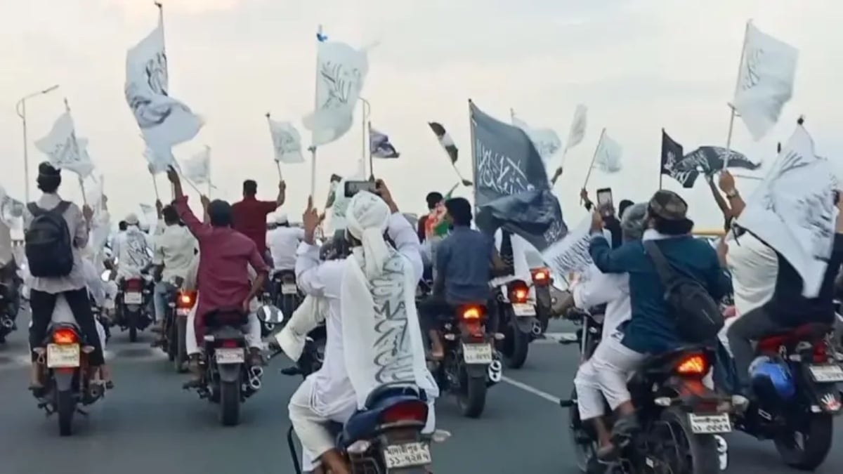 বাংলাদেশের বিভিন্ন স্থানে কালেমা খচিত পতাকা মিছিল, নেপথ্যে কী?