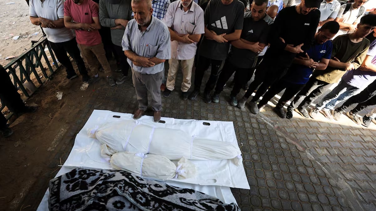 Mourners-pray-during-the-funeral-of-Palestinians-who-were-killed-in-Israeli-strikes