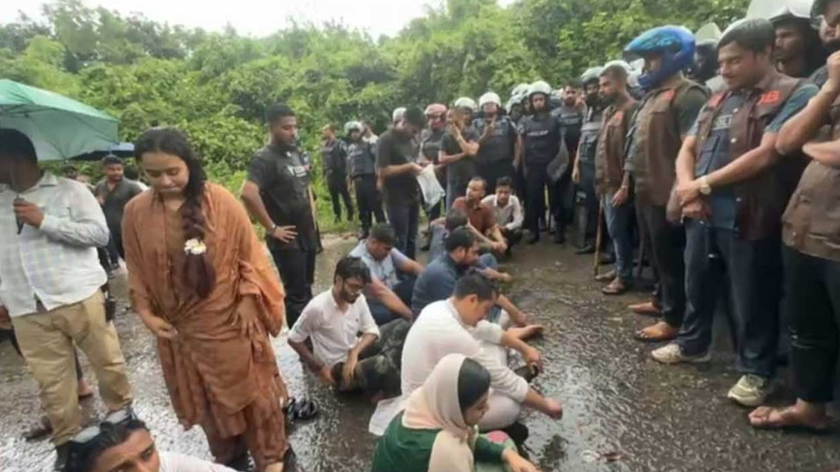 হবিগঞ্জেও এনসিপির গাড়িবহর আটকে দিয়েছে পুলিশ, সড়কে বসে প্রতিবাদ
