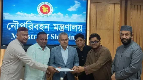 নৌপরিবহন মন্ত্রী শেখ রবিউল আলম রবির সঙ্গে রোববার সাক্ষাৎ করেন চট্টগ্রাম বন্দরের শ্রমিক নেতারা। ছবি: সংগৃহীত