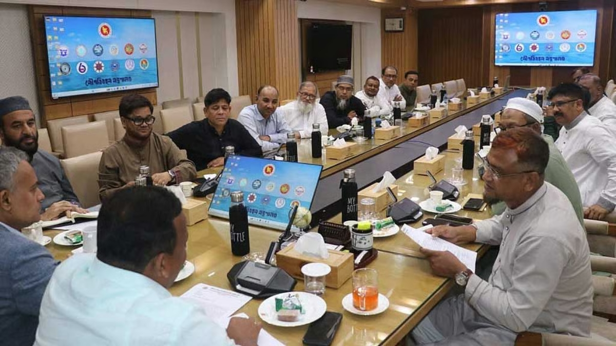 নৌপরিবহন মন্ত্রী শেখ রবিউল আলম রবির সঙ্গে রোববার সাক্ষাৎ করেন চট্টগ্রাম বন্দরের শ্রমিক নেতারা। ছবি: সংগৃহীত