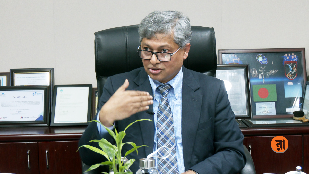 আন্তর্জাতিক গবেষণার তথ্য তুলে ধরে ড. আবদুল হান্নান চৌধুরী জানাচ্ছেন, দেশের শিক্ষার মান আন্তর্জাতিক মানের তুলনায় চার ধাপ পিছিয়ে। ছবি: রাজনীতি ডটকম