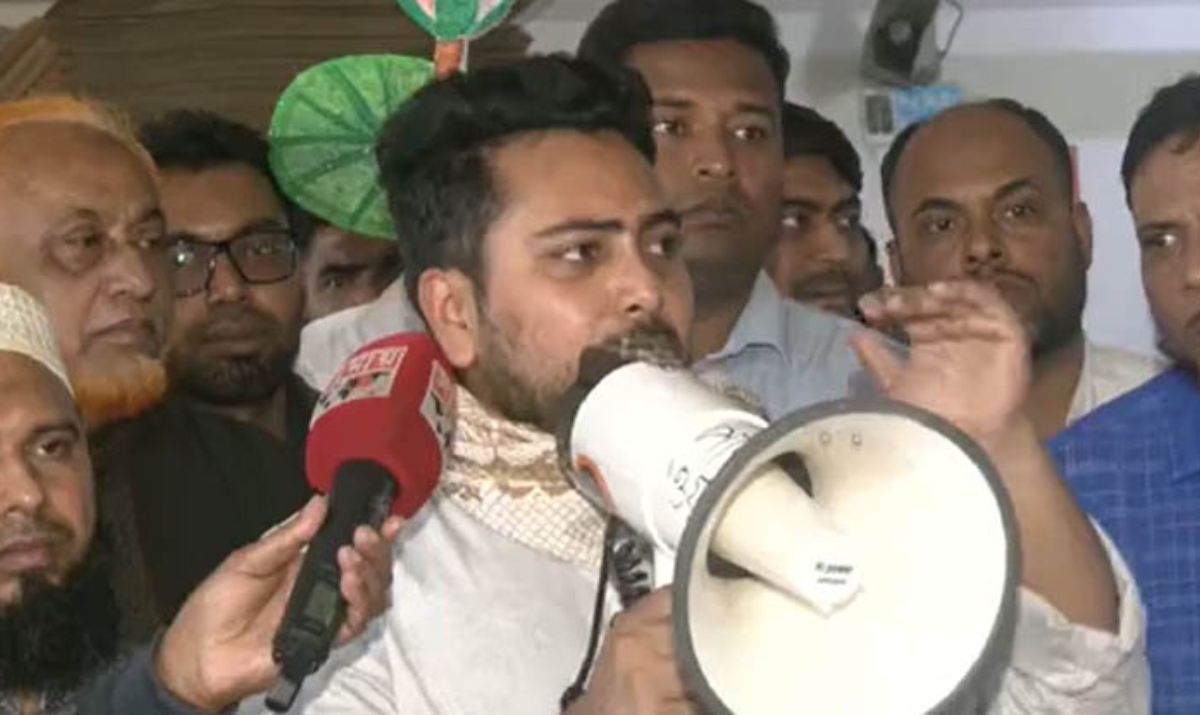রোববার সকালে রাজধানীর বাড্ডার সাতারকুলের বিভিন্ন স্থানে নির্বাচনি প্রচার চালান নাহিদ ইসলাম। ছবি: সংগৃহীত