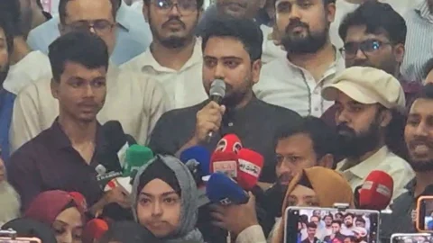 রাজধানীর যাত্রাবাড়ীতে লিফলেট বিতরণ ও গণসংযোগ কর্মসূচিতে বক্তব্য রাখেন নাহিদ ইসলাম। ছবি: ভিডিও থেকে নেওয়া