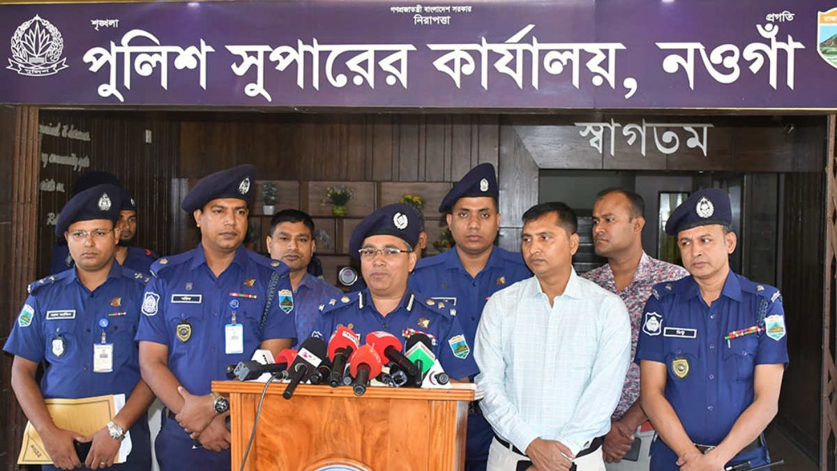 বুধবার দুপুরে নওগাঁ পুলিশ সুপারের কার্যালয়ে সংবাদ সম্মেলন। ছবি: সংগৃহীত