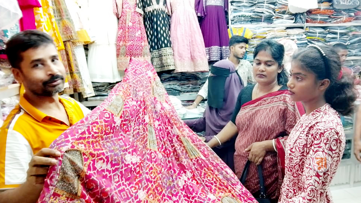 নড়াইলের দুর্গাপূজার বাজার মাতালো পাকিস্তানি সারারা ও লেহেঙ্গা